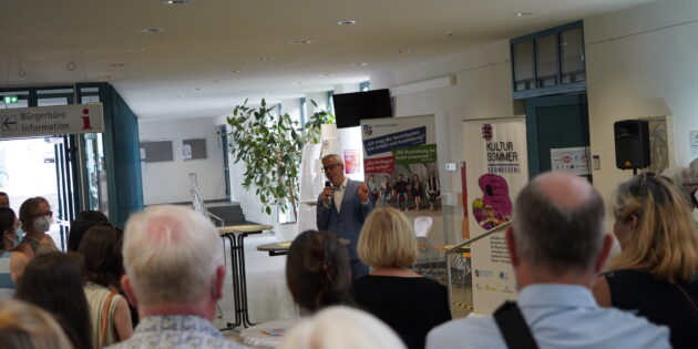 Landrat Christian Engelhardt bei der Ausstellungseröffnung im neuen Landratsamt im Rahmen der „Tage der offenen Ateliers“ beim Kultursommer Südhessen 2022. Foto: oh