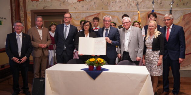 Ein besonderes Ereignis stellte der Eintrag in das Goldene Buch des Kreises Bergstraße dar. Foto: oh