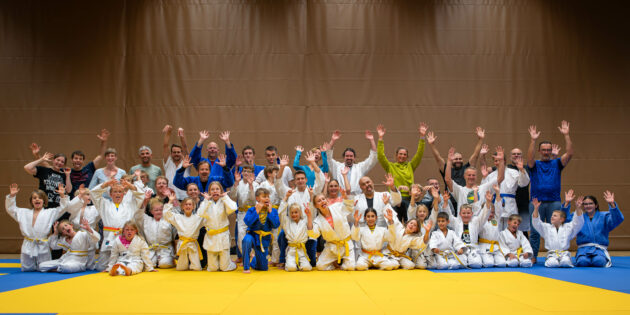 Gute Laune! Alle Beteiligten hatten beim Eltern-Kind-Training des Judo-Club in Bürstadt großen Spaß. Foto: oh