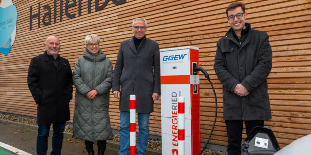 Bei der Einweihung der Ladestation: Rainer Babylon, Bereichsleiter Vertrieb & Kundenservice GGEW AG; Anke Mager, Spezialistin für Produktmanagement GGEW AG; Carsten Hoffmann, Vorstand GGEW AG; Stadtrat Marius Schmidt (von links). Foto: GGEW AG/Marc Fippel Fotografie