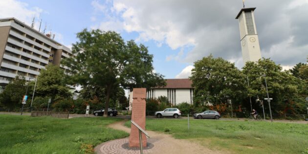 Ansicht des trostlos anmutenden Alfred-Delp-Platzes im August beim ersten Baggerstich mit Blick auf das Alten- und Pflegeheim Mariä Verkündigung und die Straße, die zukünftig zugunsten von mehr Grün entfällt. Archivfoto: Hannelore Nowacki