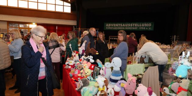 Die Adventsausstellung des Bürstädter Künstlervereins stimmte in schöner Atmosphäre auf die Weihnachtszeit ein. Foto: Hannelore Nowacki