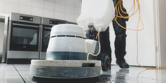 Die Gebäudereiniger-Gewerkschaft IG BAU warnt: Die Inflation reißt Reinigungskräften ein Loch ins Portemonnaie. Foto: IG BAU | Florian Göricke