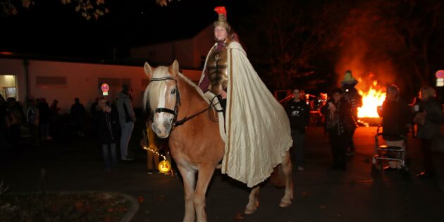 Seinen Mantel hat der Heilige Martin vor vielen Jahrhunderten zu altrömischer Zeit in eisiger Nacht mit einem Bettler geteilt – eine gute Tat, die heute noch am 11. November gefeiert wird. Foto: Hannelore Nowacki