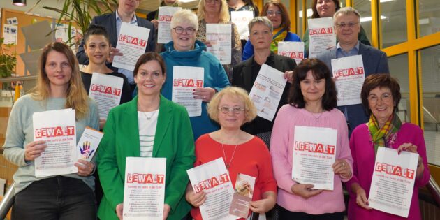 Die Beteiligten der Brötchentütenaktion bei der gemeinsamen Auftaktveranstaltung im Kreiskrankenhaus Bergstraße. Oben von links: Landrat Christian Engelhardt, die Frauen- und Gleichstellungsbeauftragte der Stadt Bensheim, Marion Vatter, die Frauen- und Gleichstellungsbeauftragte der Stadt Lampertheim, Sonja Niederhöfer, Agnes-Csilla Magyar von der Stabstelle Integrationsbeauftragte Kreis Bergstraße, die Frauen- und Gleichstellungsbeauftragte der Stadt Bürstadt, Gerasimoula Grigoraki, Petra Arnold von den Sozialen Diensten der Justiz beim Landegericht Darmstadt.Mitte von links: Jasmin Minarro Albero von der Beratungs- und Interventionsstelle Bergstraße Häusliche Gewalt gegen Frauen, die 2. Vorsitzende des Frauenhaus Bergstraße e.V., Konstanze Hiemenz, die Bensheimer Bürgermeisterin Christine Klein und der Heppenheimer Bürgermeister Rainer Burelbach. Unten von links: Die Frauen- und Gleichstellungsbeauftragten des Kreises, Nicole Schmitt und Alexandra Schmitt, die Chefärztin für Gynäkologie und Geburtshilfe des KKHs, Dr. med. Cordula Müller, Jeanette Schellhaas von den Sozialen Diensten der Justiz beim Landgericht Darmstadt und die Bürstädter Bürgermeisterin Barbara Schader. Foto: oh
