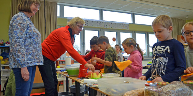 Beim YOLO-Day an der Nibelungenschule in Lampertheim-Hofheim konnten sich die Schülerinnen und Schüler beispielsweise mit Hilfe der Landfrauen vom Bezirksverein Heppenheim ein gesundes Pausenbrot zusammenstellen. Foto: Kreis Bergstraße