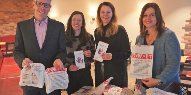 Landrat Christian Engelhardt, die Frauen- und Gleichstellungsbeauftragten des Kreises, Alexandra Schmitt (rechts) und Nicole Schmitt (links daneben) sowie die Gleichstellungsbeauftragte der Stadt Heppenheim, Tamara Bernhardt, beim Brötchenverkauf in Heppenheim.  Foto: oh