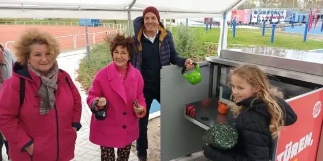Bürgermeisterin Barbara Schader freute sich, die Sportbox der Öffentlichkeit übergeben zu dürfen. Foto: oh