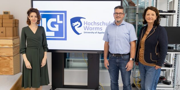 Professorin Marie-Luise Sessler des Fachbereichs Informatik, MINT-Verantwortlicher Marco Knecht und Schulleiterin Sile Weimar-Ekdur des Lessing-Gymnasiums Lampertheim freuen sich auf die Zusammenarbeit zur MINT-Stärkung in der der Region. Foto: Johanna Ewen