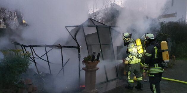Gewächshausbrand in Biblis.  Foto: Feuerwehr Biblis