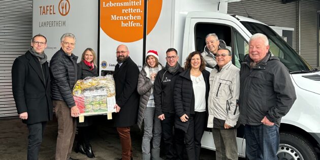 Große Freude herrschte bei allen Akteuren am Freitag in Worms bei der Übergabe des heiß ersehnten neuen Tafelautos für Lampertheim.  Foto: oh