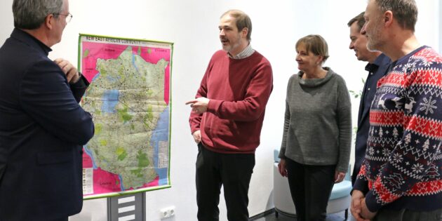 Hannes Zimmer (4.v.r.) zeigt auf der Karte, wo das Projektgebiet in Tansania liegt. Foto: Karl Kübel Stiftung