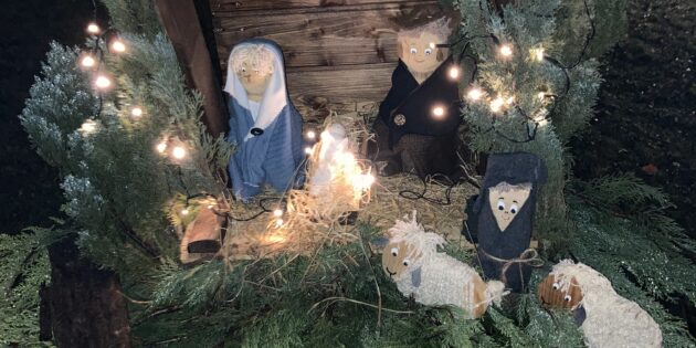 Am Eingang des Kirchgartens ist die Weihnachtskrippe aufgestellt. Foto: oh