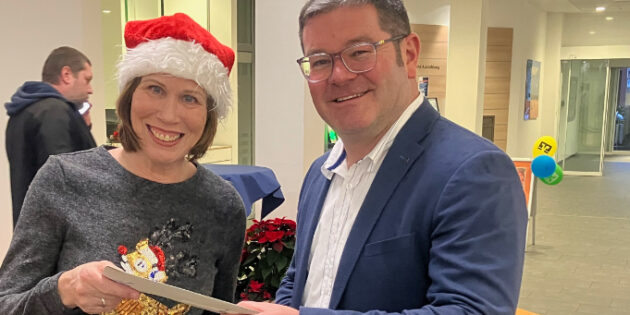 Ute Weber Schäfer nimmt von Jürgen Eberle freudig die Spende für die Tafel entgegen. Foto: oh