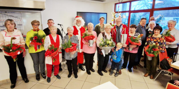 Gemeinsam mit Walli Jung bedankte Nikolaus Herbert bei den zahlreichen Helferinnen und Helfern für ihren unermüdlichen Einsatz und überreichte jedem ein Präsent.