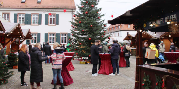 Im Innenhof der Notkirche trafen sich Adventsmarktbesucher zum Genuss von Glühwein, Rostbratwurst und anderen Köstlichkeiten und schauten sich an den Holzhäuschen der Aussteller um. Foto: Hannelore Nowacki