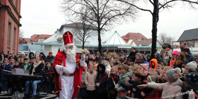 Vor der Schillerschule wurde der Nikolaus von allen Klassen und vielen Eltern erwartet. Foto: Hannelore Nowacki