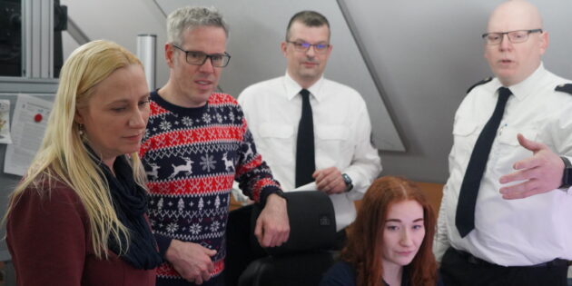 Dienst am Heiligen Abend: Landrat Christian Engelhardt (2. v. li.) und Vize-Landrätin Diana Stolz (links daneben) mit (v.r.n.l.) Markus Stracke, Luisa Schlaugat und Jens Hake von der Bergsträßer Leitstelle. Foto: oh