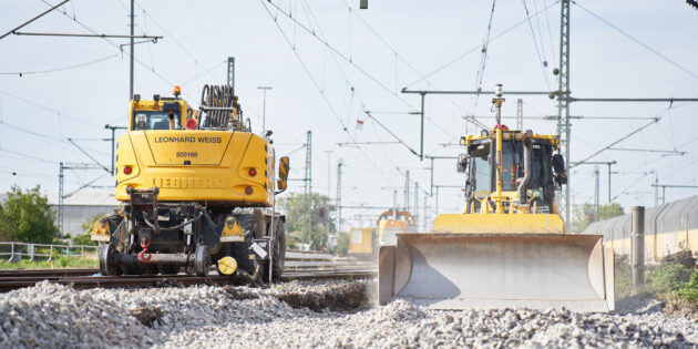 Mit Hochdruck startet die Bahn das Projekt „Generalsanierung der Riedbahn“. Bedingt durch die temporäre Komplettsperrung der Strecke zwischen Mannheim und Frankfurt ergeben sich Auswirkungen für Bahnreisende und Pendler. Mit einer eigenen Bus-Ersatzflotte soll die Mobilität der Bahnkunden gewährleistet bleiben. Foto: DB AG/Benjamin Kedziora