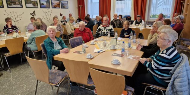 Interessiert lauschte das Publikum den mundartlichen Vorträgen. Foto: oh