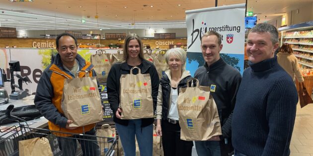 Am Montag startete im Markt in der Bürstadter Mainstraße die gemeinsame Tafel-Tüten-Aktion von Edeka Krebs und der Bürgerstiftung. Kunden können noch bis zum 16. Dezember durch den symbolischen Kauf einer Tüte für 7 Euro helfen, den Bedarf an zahlreichen Lebensmitteln der Bürstädter Tafel zu decken. Auch Kunden aus Hofheim zeigten sich gleich zum Auftakt begeistert von der Aktion. Foto: Steffen Heumann