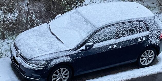 Schneebedeckte Fahrzeuge sind beim Wintereinbruch noch das kleinere Übel. Straßenglätte hingegen birgt große Unfallgefahren.  Foto: Steffen Heumann