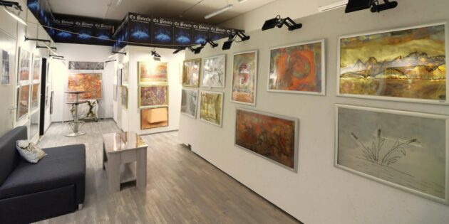 Die Kunstausstellung „Inflammatum“ im eigenen Atelier von Hans-Peter Fischer in Biblis zog am Wochenende viele Besucher an. Foto: Hannelore Nowacki