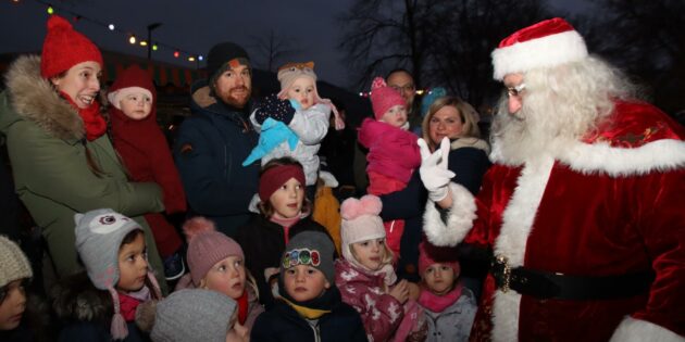 Die Kleinen staunten, was der Nikolaus ihnen zu sagen hatte, den Erwachsenen gefiel es. Foto: Hannelore Nowacki