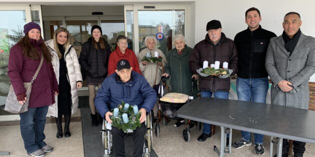 Das Jugendhaus der Stadt Bürstadt überreichte dem Seniorenheim St. Elisabeth, dem Quartiersbüro, dem Rathaus sowie dem Interkulturellen Büro jeweils einen selbstgestalteten Adventskranz.  Foto: Jugendhaus