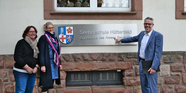 Landrat Christian Engelhardt (rechts), die kommissarische Schulleiterin, Frauke Böhm (links), und ihre kommissarische Stellvertreterin, Antje Lohrbach, stehen vor dem denkmalgeschützten Gebäude der Seehofschule in Lampertheim-Hüttenfeld. Foto: oh