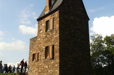 Hessens einziger Fährhausturm steht am Rheindamm in Biblis-Nordheim. Foto: oh
