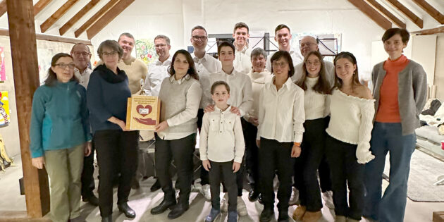 800 Euro gesammelte Spenden übergab das Ensemble Augustinerstraße an Vertreterinnen des Frauenhaues Bergstraße e.V. BU: Foto: Ensemble Augustinerstraße