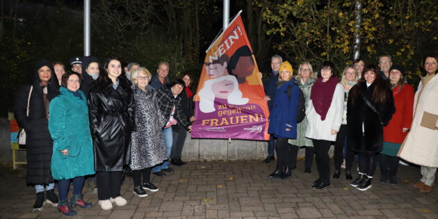 Auch in Lampertheim wurde die UN-Kampagne „Orange The World“ unterstützt, die vom Internationalen Tag gegen Gewalt an Frauen am 25. November bis zum 10. Dezember, dem Tag der Menschenrechte, auf Gewalt aufmerksam macht.  Foto: Stadt Lampertheim