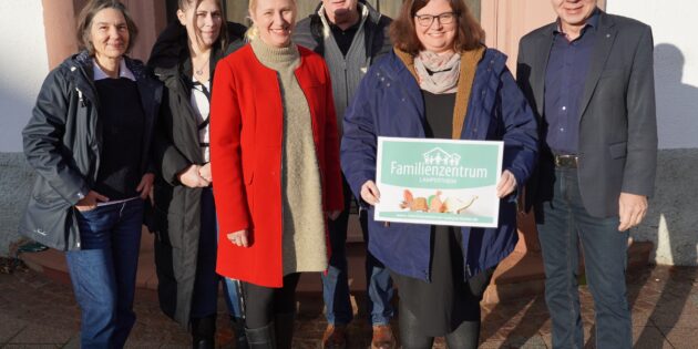 Die Erste Kreisbeigeordnete und Gesundheitsdezernentin Diana Stolz (3. v. l.), die beiden PauLas für die Gemeinden im Ried (NORIE), Christina Adler-Schäfer (links) und Michaela Weber (rechts daneben), die Leiterin des Familienzentrums Lampertheim, Sabrina Mohr (2. v. re.), der Übungsleiter vom Lampertheimer Lauftreff e.V., Jürgen Massonne (links dahinter) sowie der Lampertheimer Bürgermeister Gottfried Störmer (rechts) bei der Vorstellung des Sturzpräventionskurses. Foto: oh