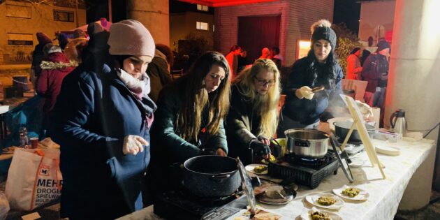 Auf dem „Bazar der Köstlichkeiten“ in Bürstadt wurde die Vielfalt nicht nur gelebt, sondern in Form von kulinarischen Genüssen verköstigt, zum Beispiel am Stand des Interkulturellen Büros. Foto: oh
 