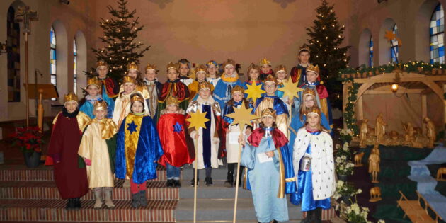 Gruppenbild von der Aussendung der Sternsinger-Gruppen im Januar 2023. Foto: oh