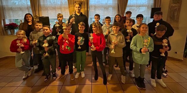 Auch die Siegerehrung sorgte bei der Weihnachtsfeier für strahlende Gesichter. Foto: oh