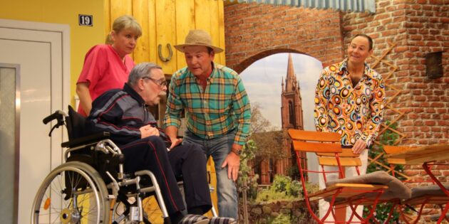 Opa Adam verhört sich gerne, was im Publikum zu Lachanfällen führt. Foto: Hannelore Nowacki
