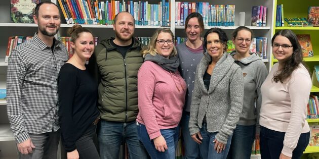 Von links: Vorstand des Schulfördervereins Oliver Kalkbrenner (1. Vorsitzender), Eileen Riedel (Beisitzerin), Dennis Koch (Beisitzer), Janine Koch (Kassenwartin), Tatjana Wilson (Schriftführerin), Kerstin Tiedemann-Zeitz (2. Vorsitzende), Kerstin Buchner (Beisitzerin), Julia Schöttner (Beisitzerin). Foto: oh