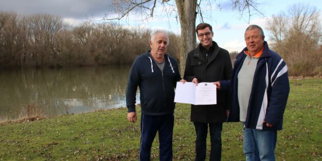 Den Zuschuss für die Sanierung einer Dusche von 20 Prozent der förderfähigen Kosten aus der Vereinsförderung kann der WSV Lampertheim gut gebrauchen, wie der 1. Vorsitzende Rainer Vetter (rechts) und Sportwart Dieter Brechenser betonten. Erster Stadtrat Marius Schmidt (Mitte) überbrachte den Vereinsförderbescheid. Foto: Hannelore Nowacki