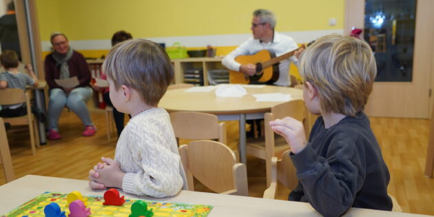 In der Kita Zwergenwald in Bürstadt sang Landrat Christian Engelhardt gemeinsam mit den Kindern bekannte Weihnachtslieder und begleitete sie auf der Gitarre. Foto: oh