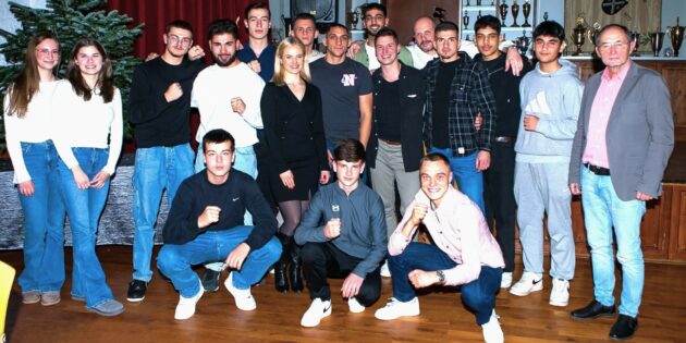Vorstand und Kämpfer des Boxclub „Punching“ mit dem 1. Vorsitzenden Kurt Klotz (r.). Foto: oh