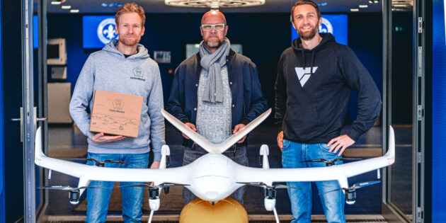 Von links: Patrick Ackmann (Creative Lead Wingcopter), Martin Kowalewski (Geschäftsführer SV 98), Thomas Dreiling (Communications Manager Wingcopter). Foto: SV Darmstadt 98