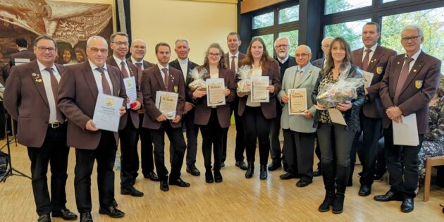 Nach dem Gottesdienst wurden Mitglieder für 10, 25, 40 und sogar 50 Jahre aktive und passive Mitgliedschaft geehrt. Foto: oh