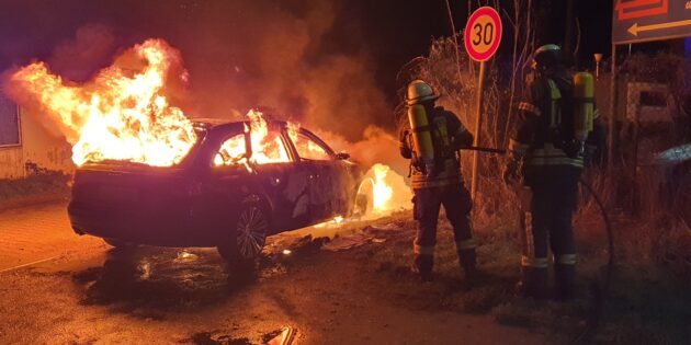 Ein Pkw wurde am Freitagmorgen ein Raub der Flammen. Die Feuerwehr konnte ein Übergreifen verhindern.  Foto: Feuerwehr Biblis