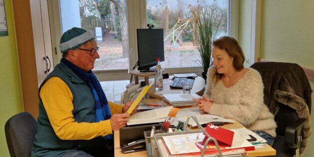 Ute Guthier, die Leiter der KiTa Guldenweg und „Owwerbabbler“ Kalle Horstfeld in einem Projektgespräch. Im Februar ist der Startschuss für die gemeinsame Initiative geplant.  Foto: oh