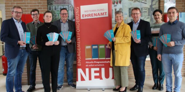 Das ehrenamtliche Engagement wird von neun Kommunen durch ein Weiterbildungsprogramm unterstützt. Im Bild (von links): Bürgermeister Karsten Krug, Groß-Rohrheim; 1. Stadtrat Marius Schmidt, Lampertheim; Jasmin Machka, Hepppenheim/Stadtmarketing; Harald Hofmann, Viernheim/Fachbereichsleiter Ehrenamt; Bürgermeisterin Christine Klein, Bensheim; Bürgermeister Matthias Baaß, Viernheim; Jutta Zinecker, Stadt Lorsch; Christian Goebel, Viernheim/vhs. Foto: Hannelore Nowacki