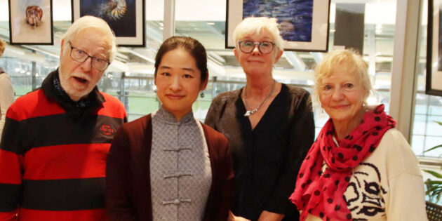 Echo Kern mit ihren Freunden aus der Lampertheimer Kunstszene: Jürgen Richter, Ilse Stenzel und Renate Fetzer. Die Ausstellung in der Hallenbad-Galerie im 1. OG ist bis zum 30. März zu den üblichen Öffnungszeiten des Hallenbades geöffnet. Foto: Hannelore Nowacki
