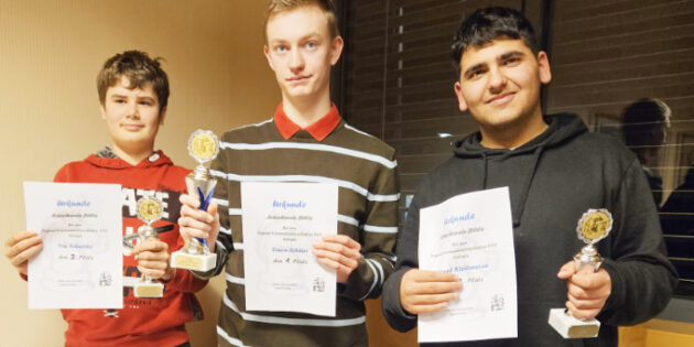 Tim Schneider (3. Platz), Simon Schäfer (1. Platz) und Umut Kizilarslan (2. Platz) bei der Siegerehrung (von links). Foto: oh