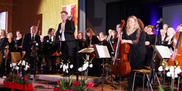 Die Starkenburg Philharmoniker unter der Leitung von Günther Stegmüller, der das Orchester vor 21 Jahren gründete, nahmen das Publikum auf eine unterhaltsame Musikreise mit. Foto: Hannelore Nowacki